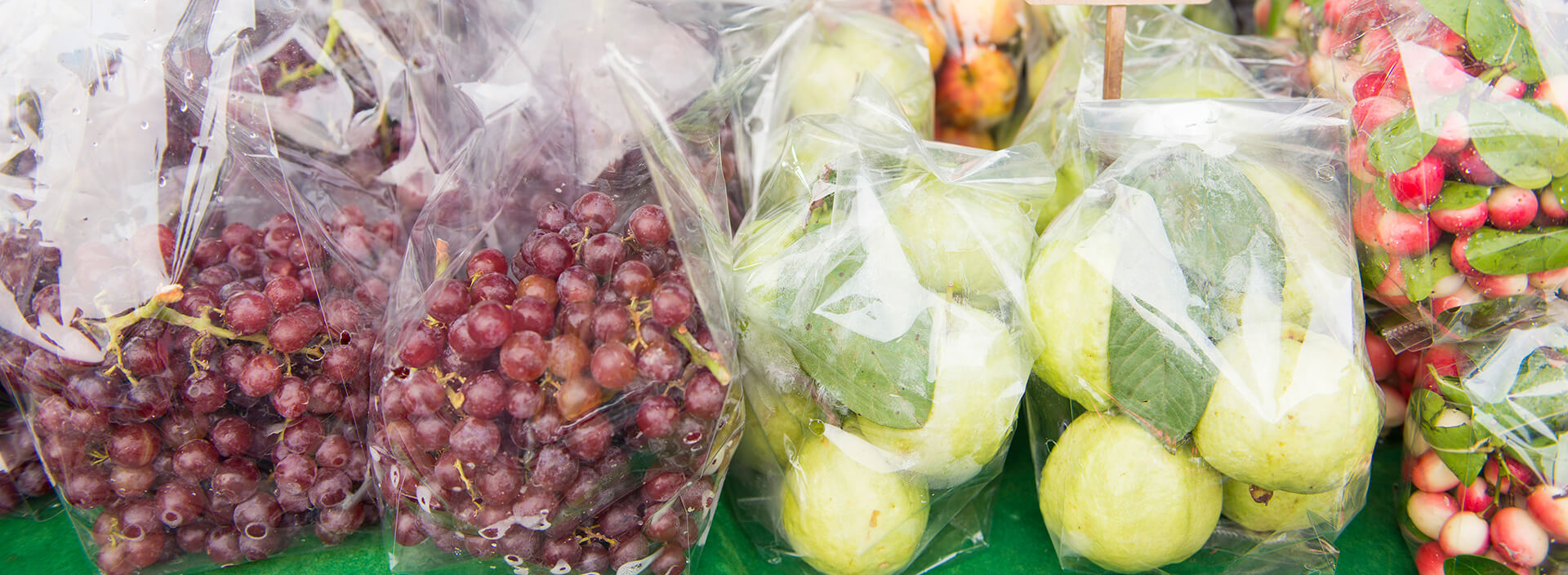 Raisins rouges et poires dans des sacs